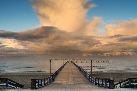 Molo al mattino con nuvole dorate a Palanga, Lituania.
