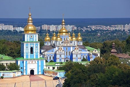 Il Monastero di San Michele dalle cupole dorate a Kiev, Ucraina, con sfondo urbano.