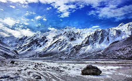 Paesaggio montano innevato nella regione di Langtang, Nepal.