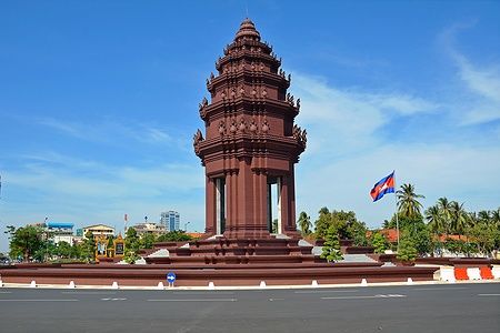 Monumento all'Indipendenza di Phnom Penh sotto un cielo azzurro.