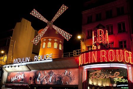 Il Moulin Rouge a Montmartre, Parigi, illuminato di notte.