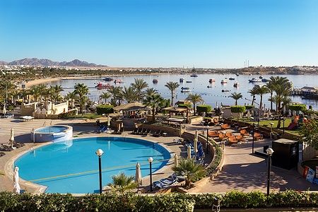 Piscina e barche a Naama Bay, Sharm El Sheikh, Egitto.