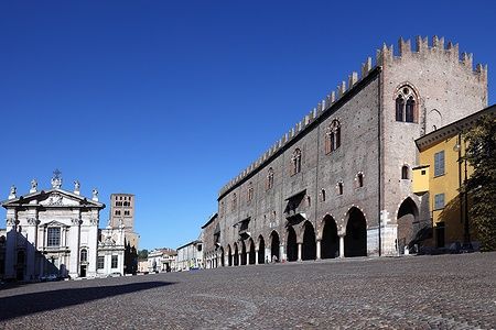Palazzo Ducale di Mantova visto dal basso con cielo blu.