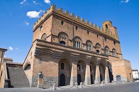 Facciata del Palazzo del Popolo a Orvieto, Umbria, Italia.