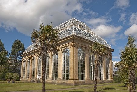 La Palm House nei Royal Botanic Garden di Edimburgo, una serra vittoriana imponente.