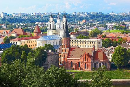 Vista panoramica di Kaunas dalla collina di Aleksotas, Lituania, con edifici storici.
