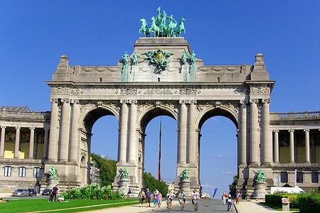 L'Arco di Trionfo nel Parc du Cinquantenaire a Bruxelles con persone che passeggiano.