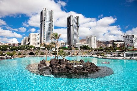 Parco Maritimo César Manrique a Santa Cruz, Tenerife, con piscina e grattacieli.