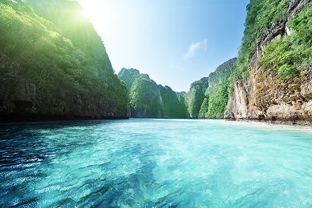 Baia di Phi Phi Island in Thailandia con acque cristalline e scogliere verdi.
