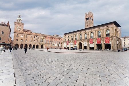 Piazza Maggiore a Bologna con il Palazzo d'Accursio e il Palazzo del Podestà.