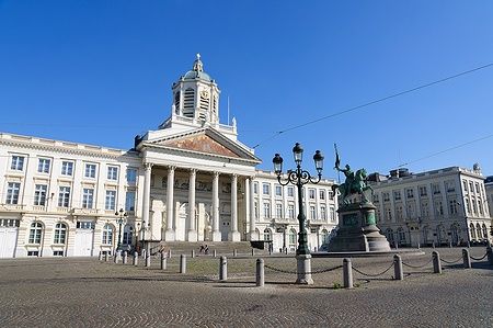 Place Royale a Bruxelles con la chiesa di St. Jacques-sur-Coudenberg e una statua.