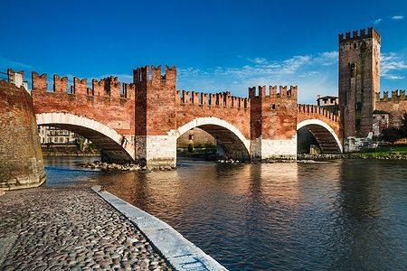 Ponte Scaligero a Verona sopra il fiume Adige in una giornata soleggiata.