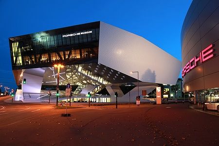 Porsche Museum illuminato di sera a Stoccarda, Germania, architettura moderna.