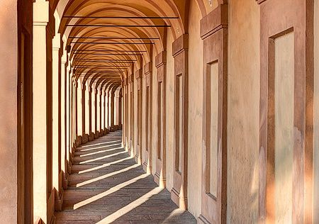 Il Portico di San Luca a Bologna con archi in prospettiva.