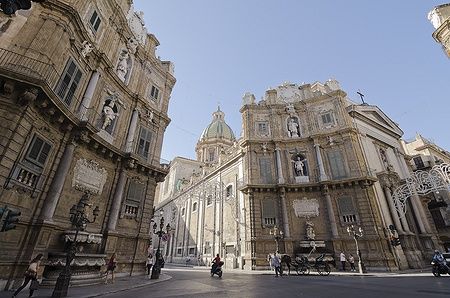 Quattro Canti a Palermo con facciate barocche e statue.