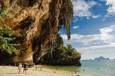 Spiaggia di Railay Phra Nang con scogliere calcaree e persone al sole.
