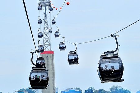 Funivia di Singapore sopra il Keppel Harbour con cabine in movimento.