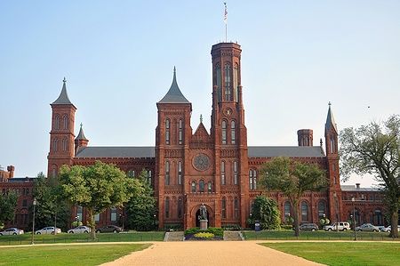 Facciata vittoriana dello Smithsonian Castle a Washington, D.C.
