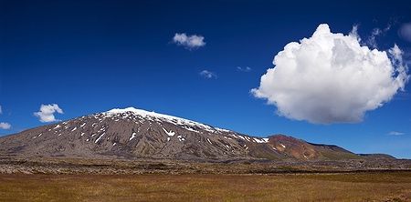 Vulcano Snaefell con ghiacciaio Snaefellsjokull, cielo sereno, Islanda.