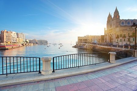 Baia di St. Julian a Malta con la chiesa di Nostra Signora del Monte Carmelo.