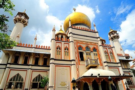 La Moschea del Sultano a Singapore con la sua cupola dorata.