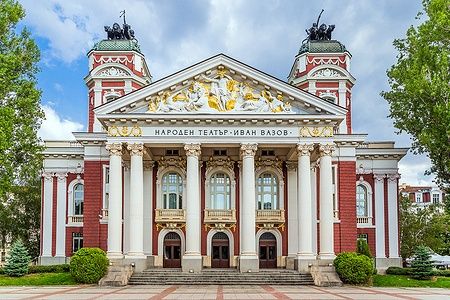 Teatro Nazionale Ivan Vazov a Sofia, Bulgaria, con facciata neoclassica.