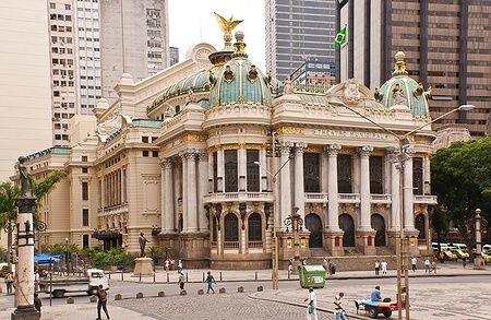 Il Teatro Municipal di Rio de Janeiro con ornate cupole e dettagli dorati.