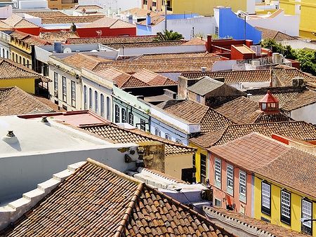 Tetti a San Cristobal de la Laguna, Tenerife, con tegole varie e edifici colorati.