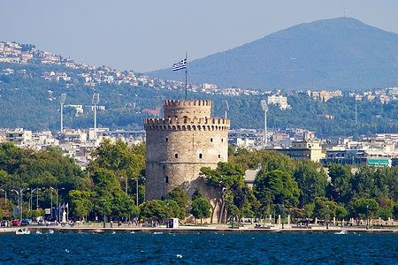 La Torre Bianca di Salonicco lungo il lungomare con vista sulla città.