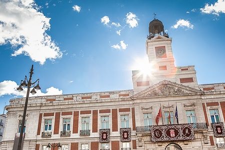 La Torre dell'Orologio alla Puerta del Sol a Madrid con il sole splendente.