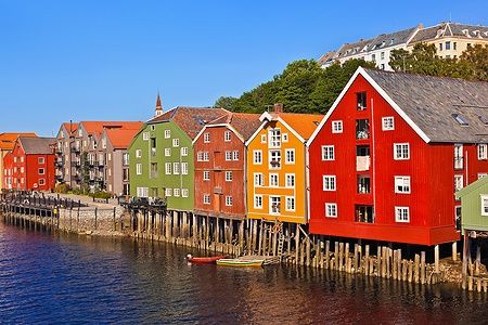 Case colorate che si affacciano sull'acqua a Trondheim, Norvegia.