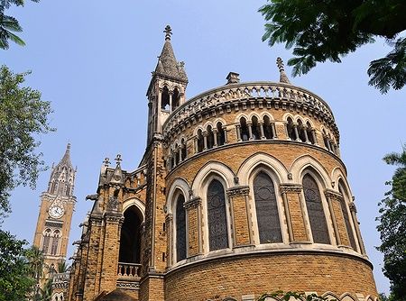 Architettura neogotica dell'Università di Mumbai con torre dell'orologio.