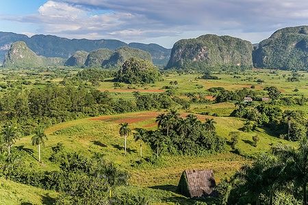 Vista panoramica della Valle de Viñales con colline e vegetazione rigogliosa.