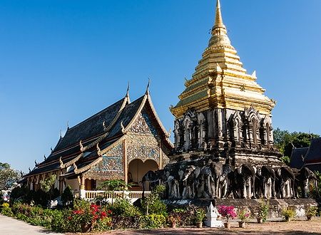 Wat Chiang Man a Chiang Mai con Chedi Chang Lom decorato da elefanti.