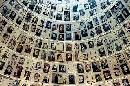Parete con fotografie e documenti delle vittime dell'Olocausto al museo Yad Vashem.