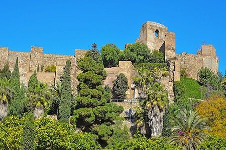 Alcazaba di Malaga in una giornata soleggiata con cielo azzurro.
