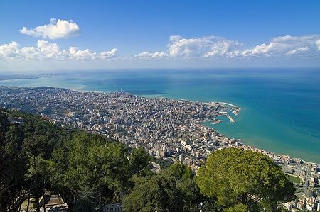 Vista della baia di Jounieh da Harissa Hill con il mare e colline verdi.