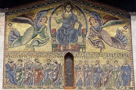 Mosaico della facciata della Basilica di San Frediano a Lucca che raffigura l'ascensione di Cristo con angeli.
