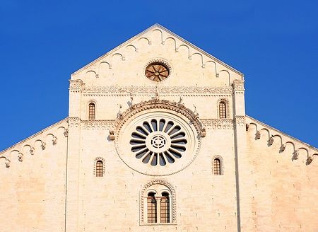 Facciata della Basilica di San Nicola a Bari con rosone romanico.