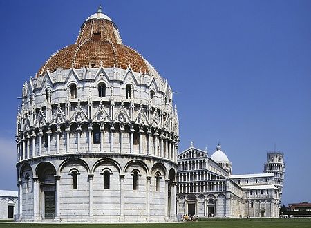 Il Battistero e la Torre Pendente di Pisa con il cielo azzurro.