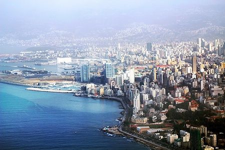 Veduta aerea di Beirut, Libano, con edifici e costa lungo il mar Mediterraneo.