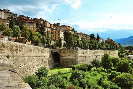 Mura veneziane di Bergamo con panorama verde urbano.