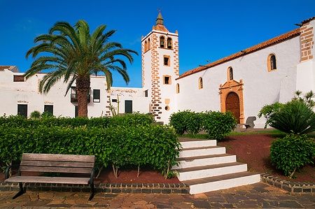 Chiesa di Betancuria a Fuerteventura con palme e giardino.