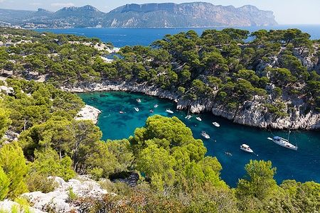 Vista delle Calanques di Port Pin a Cassis con mare e barche.