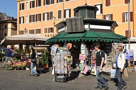 Turisti fanno shopping a Campo de' Fiori a Roma.