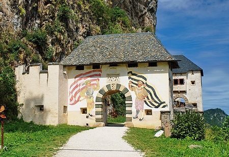 Cancello del castello Burg Hochosterwitz con affreschi medievali in Carinzia, Austria.
