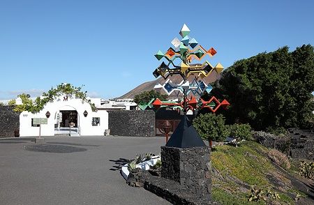 Ingresso della Casa di César Manrique a Lanzarote con scultura colorata.