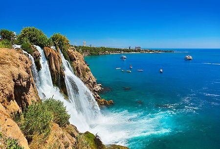 Cascata Duden che si getta nel Mar Mediterraneo ad Antalya, Turchia.
