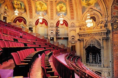 Interno del Chicago Theatre con poltrone rosse e decorazioni dorate.
