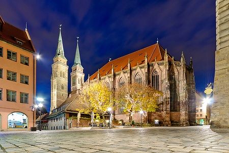 Chiesa di San Lorenzo a Norimberga illuminata di notte.
